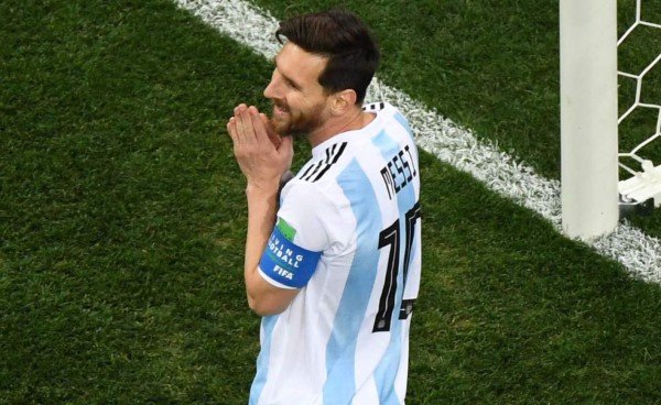 Messi causa revuelo por lo que hizo durante el Himno de Argentina