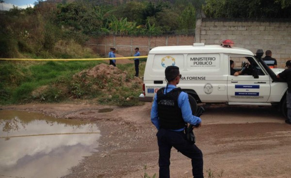 Hallan muerta a una mujer en un solar baldío de Tegucigalpa