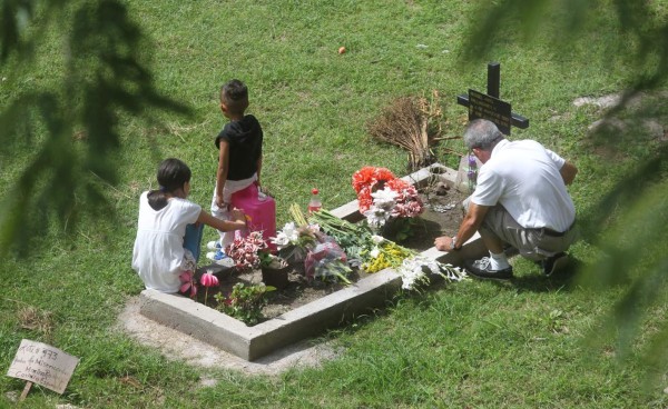 Hondureños acuden masivamente a los cementerios a recordar a muertos