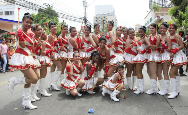 Las palillonas, las reinas de los desfiles patrios en Honduras