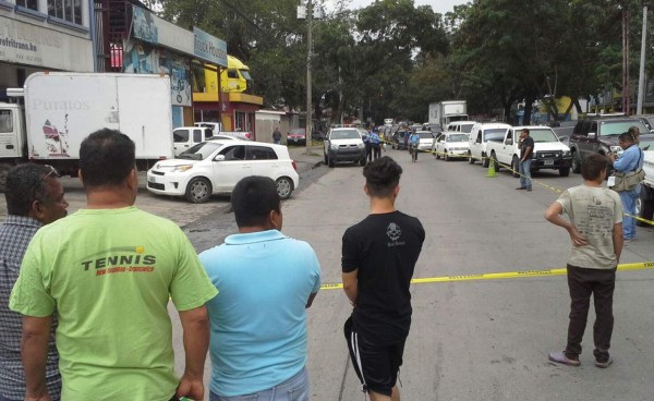 Sicario en moto tirotea a hombre en carro en San Pedro Sula