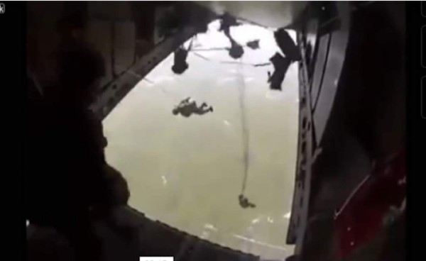 Difunden impactante video de militar mexicano atorado con su paracaídas