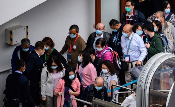 Nueve miembros de una familia de Hong Kong contraen nuevo coronavirus tras compartir cena típica
