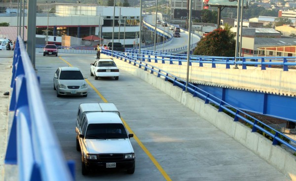 Habilitan un tramo del puente aéreo de El Prado en Tegucigalpa