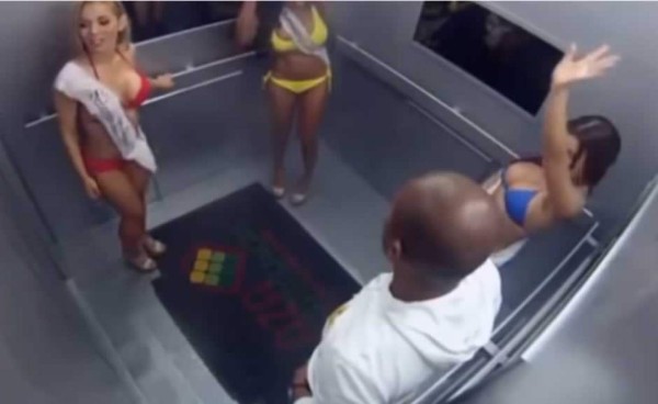 Broma de chicas sexy en bikini dentro de un elevador