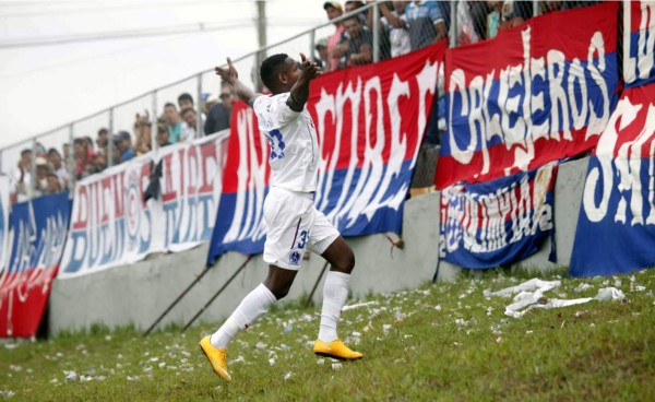 Romell Quioto mete al Olimpia en semis