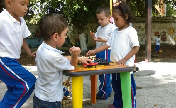 Llevan diversión a niños de kínder en la Montefresco