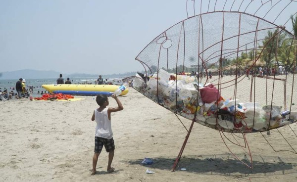 Más del 50% de visitantes arribaron aproximadamente a las 8:00 am en autobuses y se trasladaron de inmediato a la playa más cercana al centro de la ciudad.Luego de unas siete horas de sol y arena, este grupo comenzó a retornar en los autobuses a las 3:00 pm para eludir los embotellamientos que forman los vehículos en la carretera después de las 5:00 pm. La Municipalidad instaló basureros metálicos para que los visitantes no contaminen el ambiente.