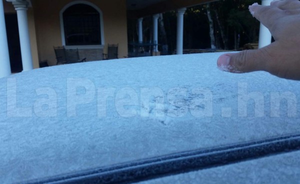 Con capa de hielo amanecen carros en La Esperanza, Intibucá