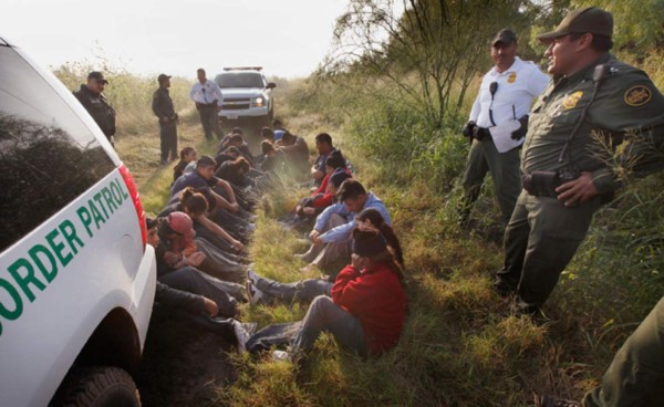 Caen detenciones de inmigrantes en frontera de EUA a nivel más bajo en 17 años