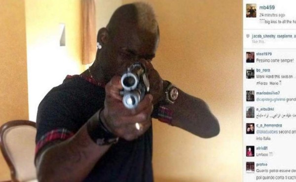 Balotelli saluda con pistola en mano a quienes le odian