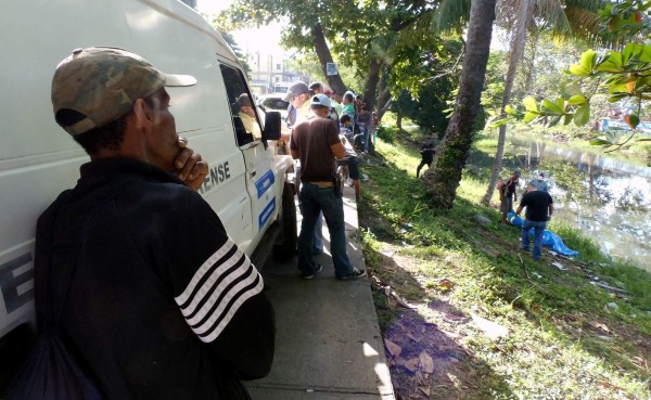 Flotando en el estero municipal de La Ceiba hallan cadáver de un hombre