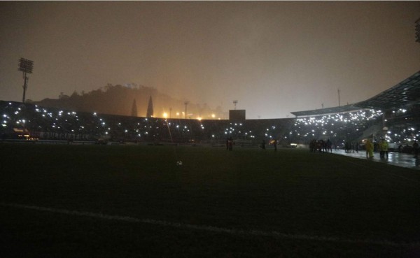 ¡Apagón en el Nacional! Se fue la luz en pleno Olimpia-Pachuca