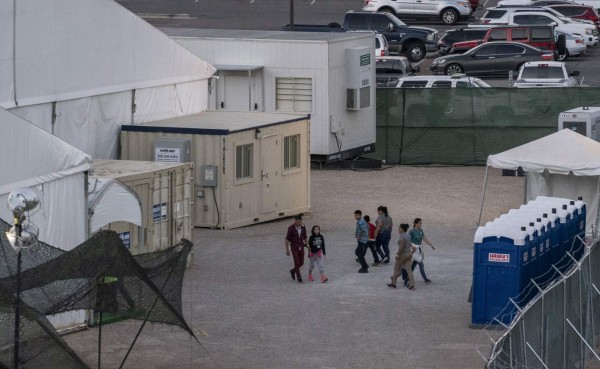 Denuncian que niños inmigrantes son encerrados en 'campos de concentración' en EEUU