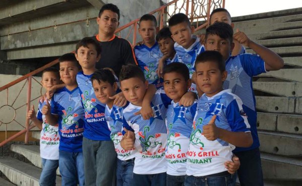 Niños de una escuela dan emotivo mensaje a la Selección de Honduras