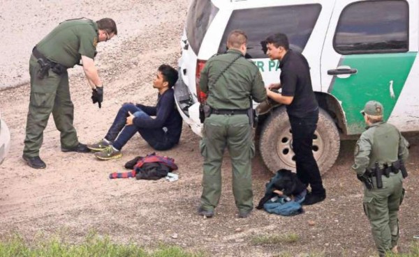 Detienen a 44 migrantes en Texas