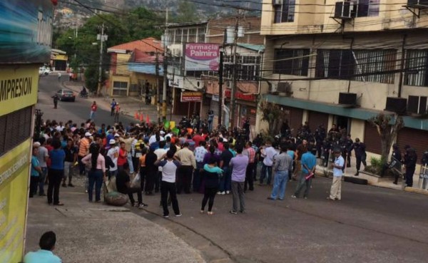 Vendedores se toman instalaciones de la DEI  