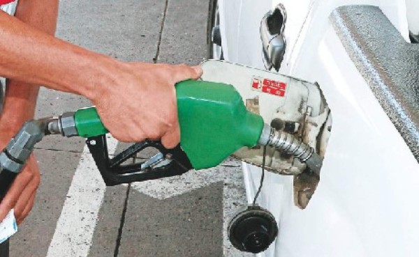 Galón de gasolinas súper y regular bajan 57 y 56 centavos