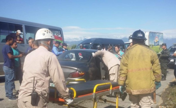 Dos heridos deja accidente vial entre bus y turismo en La Lima
