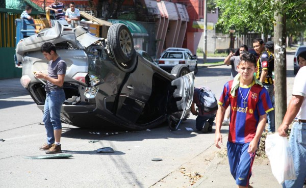 Camioneta vuelca tras chocar con otro carro en San Pedro Sula