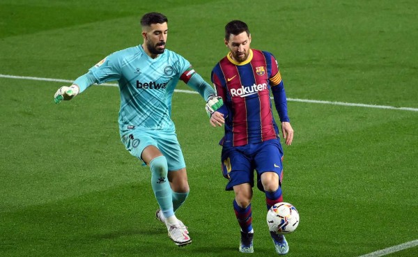Messi se exhibe y Barcelona golea al Alavés antes de recibir al PSG