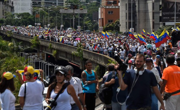 Marcha de mujeres exige en Caracas referendo revocatorio contra Maduro  