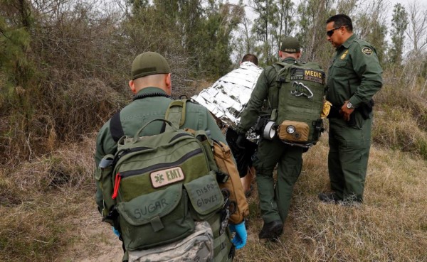 Detienen a dos grupos de migrantes hondureños en Texas