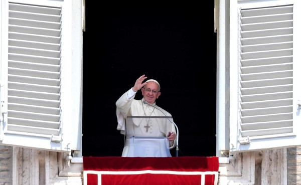 Papa Francisco afectado por asesinato de un cura en Francia