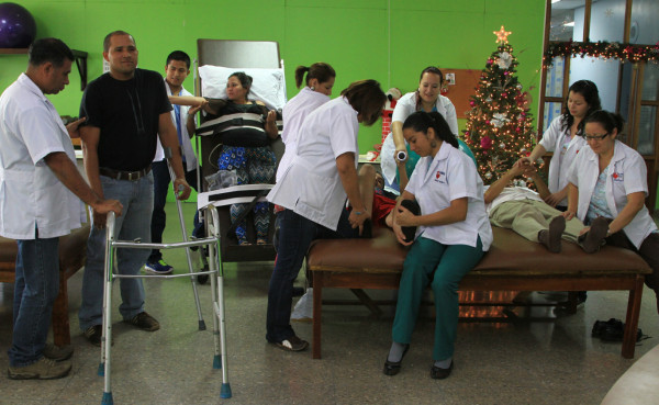 Ocho salvadoreños, al servicio de los pacientes de Teletón