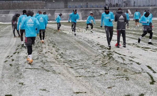 Tormenta de nieve atrapó al Real Madrid por varias horas