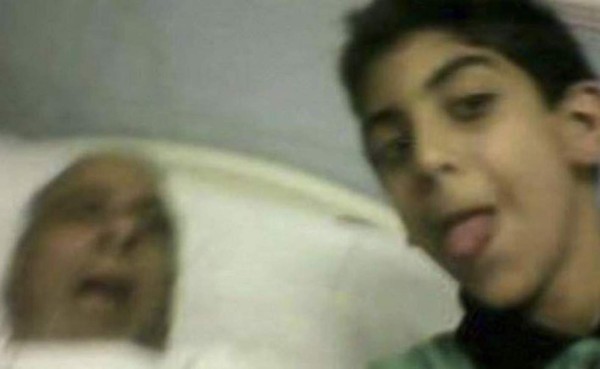 Niño causa revuelo tras publicar selfie con su abuelo muerto