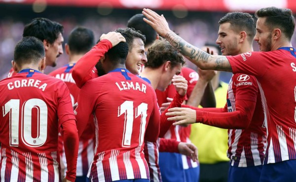 El Atlético golea al Alavés y presiona por el liderato de la Liga Española