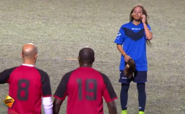 VIDEO: Bella futbolista se disfraza y humilla a hombres en un partido
