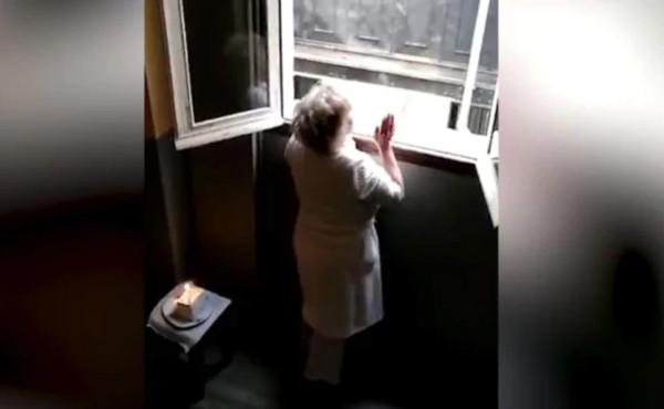 Video viral: vecinos sorprenden a abuelita cantándole feliz cumpleaños pese a cuarentena