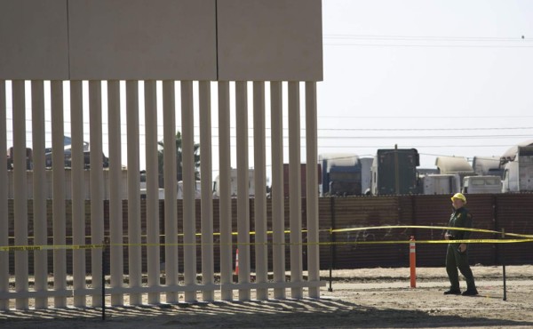 Cuatro de los ocho prototipos del muro con México ya están terminados