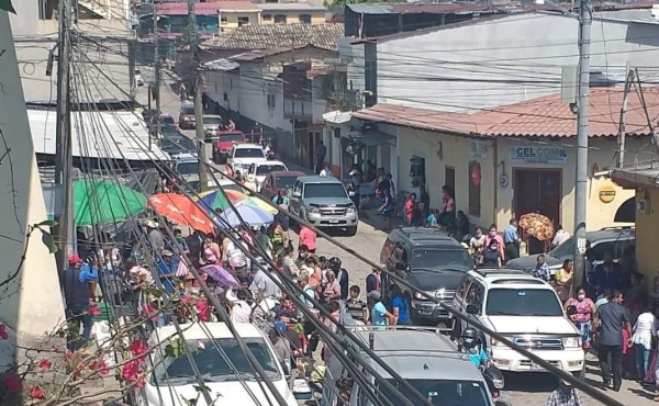 Copanecos olvidan toque de queda y abarrotan mercados en plena crisis por Covid-19