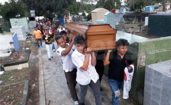 Familares de joven muerto en San Pedro Sula le dan el último adiós