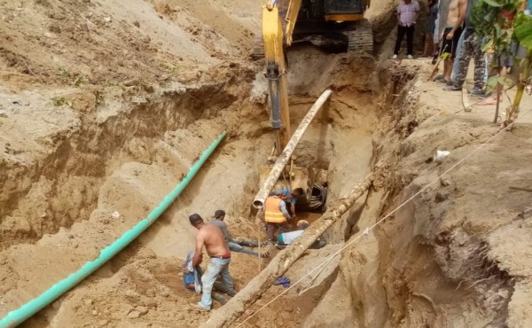 Hospitalizan a tres obreros tras quedar soterrados por alud de tierra en Choloma