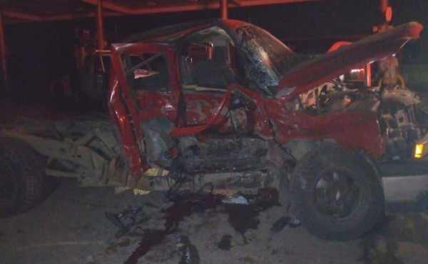 Dos muertos y cinco heridos deja choque entre dos carros en San Pedro Sula