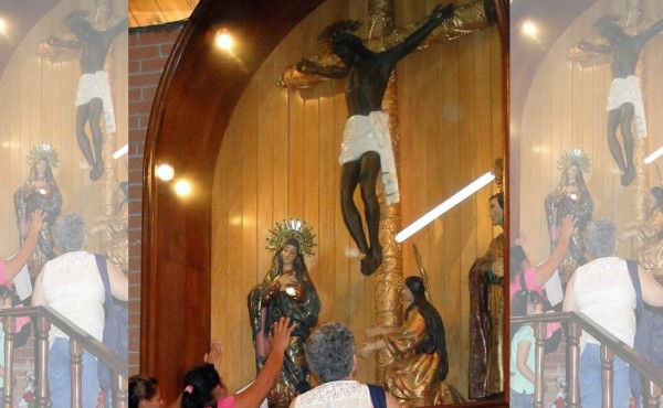 Católicos veneran al Cristo Negro en Arena Blanca El Progreso