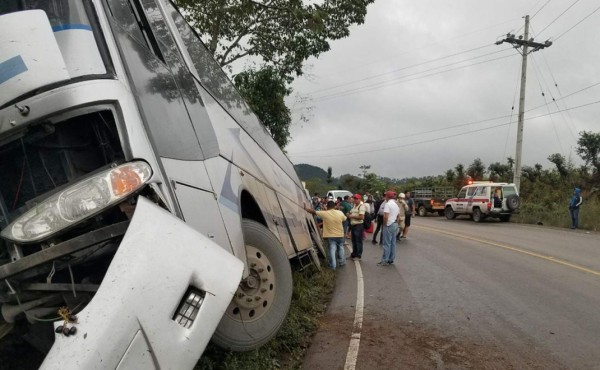 Bus se accidenta en carretera de Santa Rosa de Copán