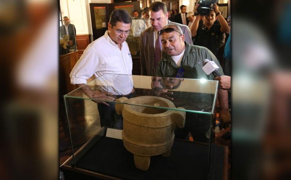 Juan Orlando Hernández inaugura exposición de 17 piezas arqueológicas