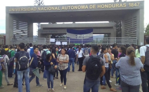 Estudiantes no cesan en sus protestas, se niegan a entregar la Unah