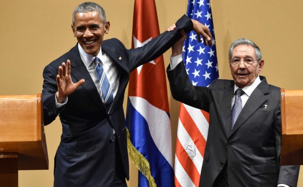 El extraño apretón de manos al terminar reunión entre Castro y Obama
