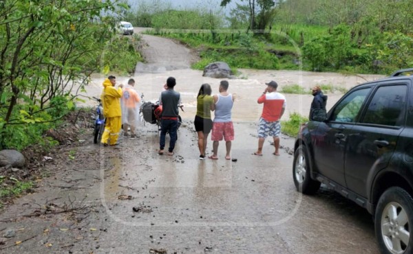 Imprudencias ante lluvias dejan varios carros varados en La Ceiba