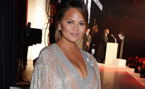 Chrissy Teigen volverá a operarse, esta vez para quitarse los implantes de seno