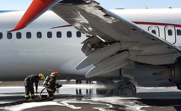 Evacúan avión de Aeroméxico al incendiarse neumáticos durante el aterrizaje