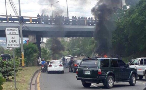 Desalojan a estudiantes del MEU que se tomaron el Bulevar Suyapa de Tegucigalpa