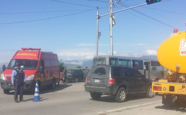 Dos heridos deja accidente vial entre bus y turismo en La Lima