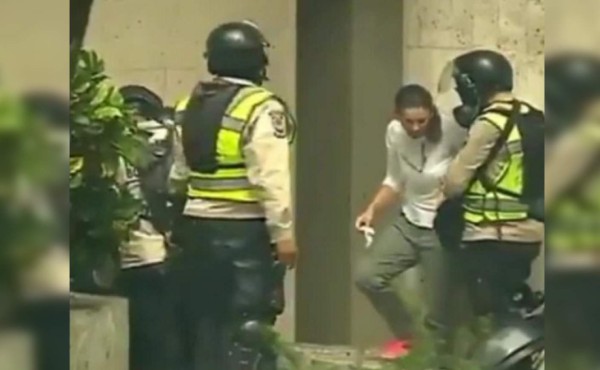 Video muestra a policía venezolana robar a manifestantes